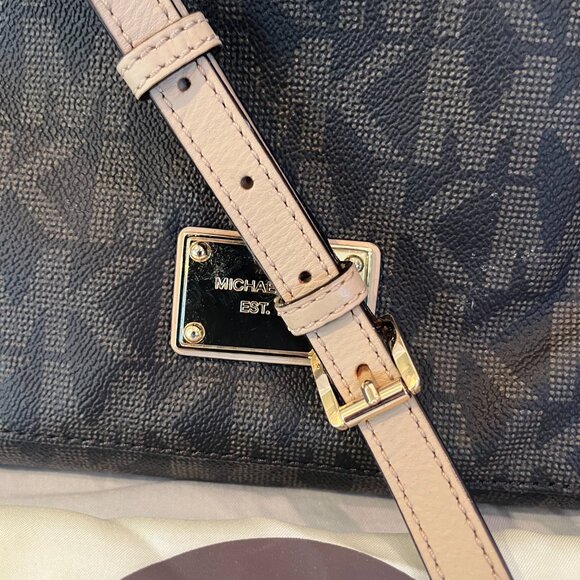 Michael Kors -- Vintage -- Jet Set Travel -- Messenger -- Crossbody - Picture 4 of 11